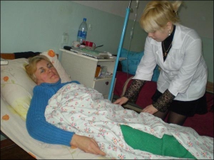 Антонина Кириленко лечится в хирургии больницы райцентра Хорол Полтавской области. Уверяет, что после побоев мужа часто болит голова, ухудшилось зрение