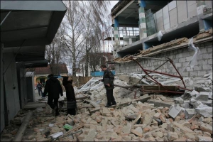 В четверг в райцентре Турийск на Волыни завалилась стена универмага. Пострадал местный житель и пятеро рабочих, один из которых умер