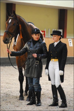 Наездница Анна Жбанова (справа) с тренером Еленой Иваненко и конем Вектором. Анна была второй на открытом Кубке Киева по выездке
