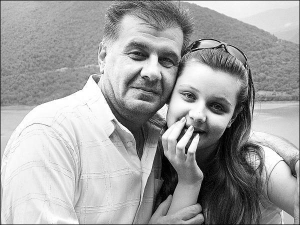 Борис Синюк із донькою — школяркою Ніною. Він живе в Тбілісі, викладає в аграрному університеті екологію