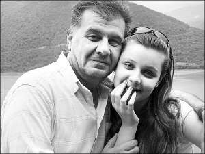 Борис Синюк із донькою — школяркою Ніною. Він живе в Тбілісі, викладає в аграрному університеті екологію