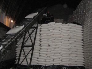 Рабочие Глобинского сахарного завода загружают в складские помещения сахар прошлогоднего урожая. В 2007 году завод произвел 21 тысячу тонн сахара. Это на 3 тысячи тонн больше, чем в позапрошлом году