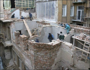 Будівельники готуються відбудовувати триповерховий житловий будинок №14 на вулиці Костюшка у Львові, зруйнований вибухом 7 лютого 2008-го. Причини вибуху досі не називають