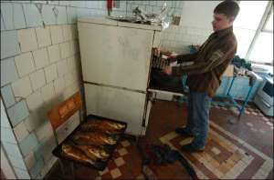 На кухне бердичевского кафе ”Для всех” Александр Мурашевич готовит котлеты для поминального обеда 