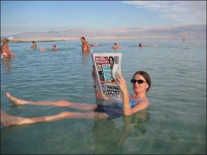 В Мертвом море плавать невозможно. Вода выталкивает тело на поверхность. Можно только лежать на спине