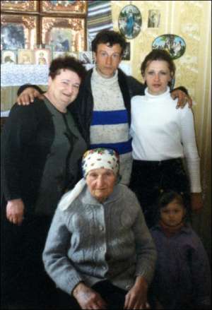 Михаил Назаров с матерью Еленой (сверху слева), женой Оксаной, бабушкой Надеждой и дочкой Екатериной в родительском доме в райцентре Иванков Киевской области
