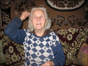 Ольга Бакуменко (на фото) зимой живет у дочки Валентины в селе Скородистик на Черкащине. Весной возвращается к себе в Ирклиев, чтобы заниматься хозяйством