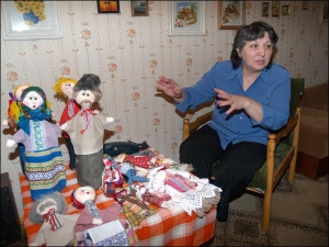 Тамара Вовчарук у своїй квартирі показує ляльковий театр. Ляльки у вишиванках одягаються на руку,  як рукавичка. Вбрання для них жінка вишиває разом зі своїм чоловіком Олександром