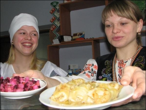 Ученицы Тернопольского кооперативного колледжа Леся Билик (налево) и Марьяна Облудник обслуживают посетителей в студенческом кафе