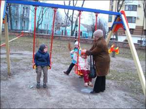 Пенсионерка Антонина Гончаренко присматривает за внучкой Полиной (на качалке) в Солнечном парке Полтавы. Рядом играют 5-летний Илья и 6-летняя Настя