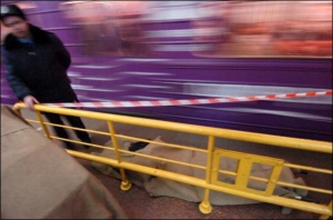 Тіло Андрія Костецького дістали з-під поїзда за 10 хвилин після падіння — тобто о 8.44. Ще через дві хвилини відновили рух на лінії метро