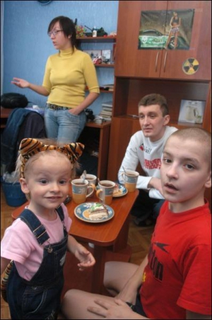 Киевляне Виктория и Александр Прокопцы с 12-летним сыном Дмитрием и 2-летней дочкой Катей. Мать и дочка только что вернулись из Израиля. Девочку лечат там от патологии мочевого пузыря