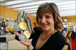 Во время приема у губернатора Сумщины Оксана Яковлева демонстрирует две золотые и две серебряные медали, которые она выиграла на чемпионатах мира и Европы по биатлону