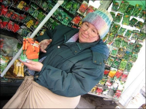 Реалізатор насіння Галина Грєбєнщікова торгує в палатці під ”Універмагом” у Черкасах біля центрального базару. Каже, що зараз насіння беруть переважно селяни. Міські жителі скуповуються за зиму