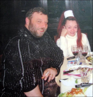 Киевский миллионер Александр Малинский с женой Мариной в одном из столичных ресторанов. Мужчина очень любил жену, называл ее ”моя кукушечка”