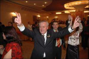 11 октября 2005 года Владимир Филенко во время празднования своего 50-летия в ресторане гостиницы ”Киев”. За ним — коллега по партии Тарас Стецкив