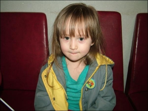3-летняя полтавчанка Настя Багрий испугалась приступа эпилепсии у своего дяди и выбежала на улицу. В соседнем подъезде ее нашла соседка и отвела в милицию. В тот же день ребенка из участка забрала мать