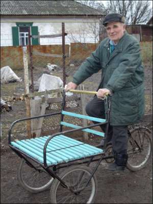 Евгений Денисенко из Мозолиивки Глобинского района демонстрирует собственноручно сделанную трехколесную велокарету, выдерживающую груз 150 килограммов
