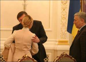 Юрій Луценко перед вчорашнім засіданням Ради нацбезпеки й оборони цілує Юлію Тимошенко. За цим спостерігає Юрій Єхануров