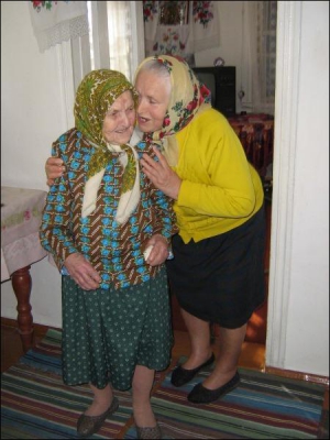 102-летней Анне Калашник из Худяков Черкасского района на Черкасщине невестка Анна кричит на ухо, что будут фотографировать. Последние два года долгожительница плохо слышит. На здоровье никогда не жаловалась