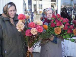 Віра Бабій (ліворуч) і Раїса Ковбасюк подолали сотню кілометрів, щоб торгувати квітами на тернопільському ринку