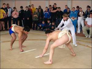 Чемпионат Украины по сумо проходит в винницком спорткомплексе ”Колос”. Собралось около двухсот спортсменов. Бои длились от 10 секунд до минуты