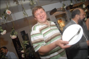 30 червня 2006 року Михайло Поживанов грав з іншими народними депутатами у боулінг у столичному клубі ”Страйк”