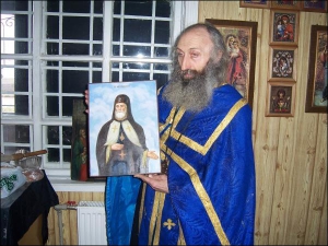Настоятель Пантелеймонівського храму в Полтаві Григорій Кислий показує ікону святителя Митрофана. Зображення змалювали зі знайденого мощовика, який згодом прикріплять до ікони