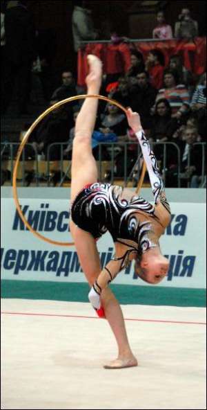 Победительница турнира россиянка Ольга Капранова выполняет упражнение с обручем. В личном первенстве она опередила украинку Анну Бессонову на 0,1 бала 