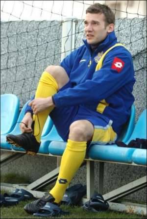 Андрей Шевченко готовится к вечерней тренировке сборной Украины в Конча-Заспе под Киевом 24 марта 2008 года 