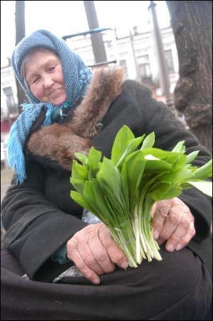 70-річна Ганна продає черемшу біля Житнього ринку в Києві. Каже, що рослину в лісах  Вінниччини збирають донька й онуки