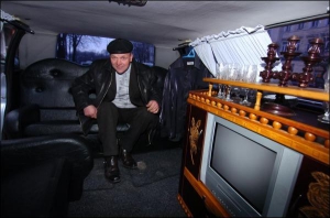 На лимузине собственной сборки ”БИЛ 2002” житель села Корнин Ривненской области ездит в Киев. Оформляет лицензию на серийное производство своих машин