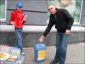 Волонтерка акції ”Полтава проти паління” 14-річна учениця Полтавської гімназії №17 Юлія Меркулова дає 20-річному студенту аграрної академії Сергію Ковальову півлітрову пляшку мінералки ”Зіньківське джерело” взамін на 12 цигарок