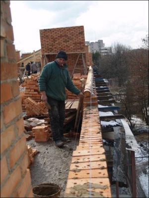 Рабочие винницкой строительной фирмы ”Ефа” строят шатровую крышу на пятиэтажной хрущевке по Хмельницкому шоссе, 89. Двенадцать строителей работают уже две недели. Они поменяют канализационные трубы, окна и двери
