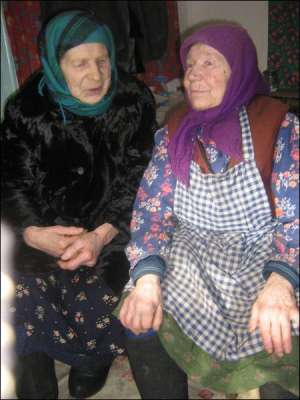 К Любви Сокало из поселка Положаи Переяслав-Хмельницкого района Киевщины пришла соседка Анна Низенко (слева). Женщины живут сами