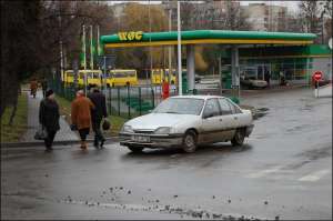 Автомобиль выезжает из АЗС N32 торговой марки ”ВОГ” на углу улиц Мазепы и Замарстиновской 21 марта 2008 года. Автозаправка до сих пор нелегальная, угрожает жизни и здоровью населения 