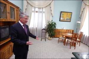 Министр Кабмина Петр Крупко вчера показал журналистам свою комнату отдыха. С ее балкона виден Мариинский парк и Верховную Раду 