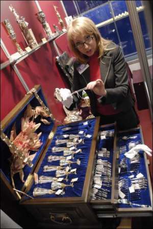 Катерина Соболєва показує набір столового срібла ”Династія”. Усі 100 предметів виготовлено із срібла 925-ї проби