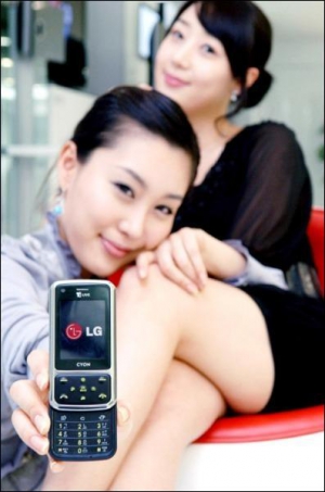 Мобільний телефон ”LG-240” із силіконовими клавішами виготовили в Кореї. Новинка коштує близько 400 доларів