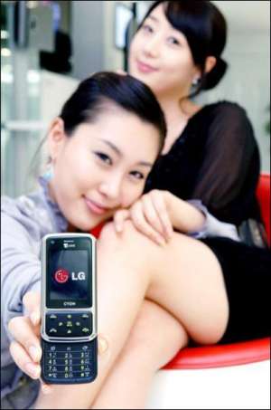 Мобильный телефон ”LG-240” с силиконовыми клавишами изготовили в Корее. Новинка стоит около 400 долларов