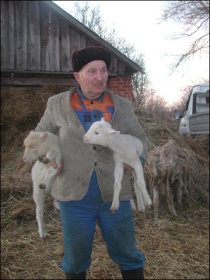 Анатолий Любас из села Ильмивка Городнянского району Черниговщины разводит овец в течение 13 лет, живет с животными в хлеву. Фото сделано 13 марта, а 19-го мужчину задержали по подозрению в изнасиловании