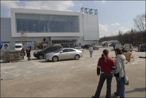 Фасад нового торгового центра на бульваре Перова. Его построили за два года