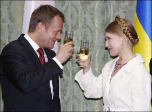 Премьеры Украины и Польши — Юлия Тимошенко и Дональд Туск — вчера подписали несколько межгосударственных соглашений и выпили шампанского