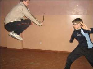 Вихованці полтавської театральної школи ”Сцена” 15-річний Олександр Шутенко (ліворуч) і 16-річний Максим Нефьодов відпрацьовують вправи на палицях. Рапіри їм видадуть після двох років навчання