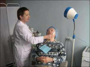Косметолог полтавского центра ”Здоров’я” Наталья Жогова (слева) делает пациентке криомасаж — процедуру омоложения кожи с помощью жидкого азота. Сеанс стоит 10 гривен