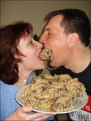 Ірина Панченко та її чоловік Валерій люблять їсти шоколадні йоржики. Господиня нарізає корж кубиками не більше як три сантиметри