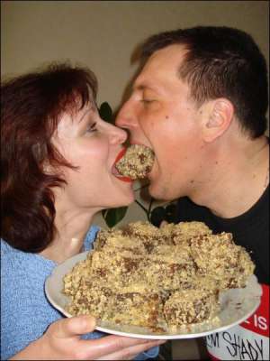 Ирина Панченко и ее муж Валерий любят есть шоколадные ершики. Хозяйка нарезает корж кубиками не больше трех сантиметров
