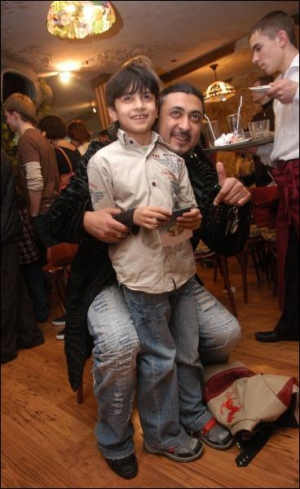 Співак Петро Чорний та його син Жан прийшли в ресторан ”Чиполіно” на презентацію книжки дитячих віршиків донецького письменника Андрія Будяка