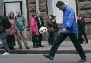 Николай Куценко 10 часов шел из центра Броваров до Житомирского шоссе за Киевом. На снимке он набивает мяч на улице Крещатик  в Киеве