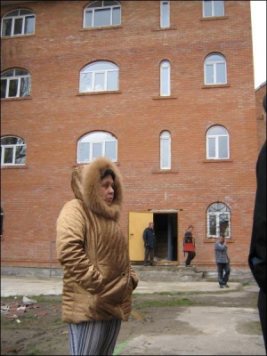 Наталя Матус стоїть біля свого 6-поверхового будинку, який почали розбирати за рішенням суду. Онкохворий Василь Матус зводив будинок дев’ять років. У сім’ї двоє дітей: 17-річна донька та 10-річний син Вадим, який має інвалідність через хворе серце. Коли